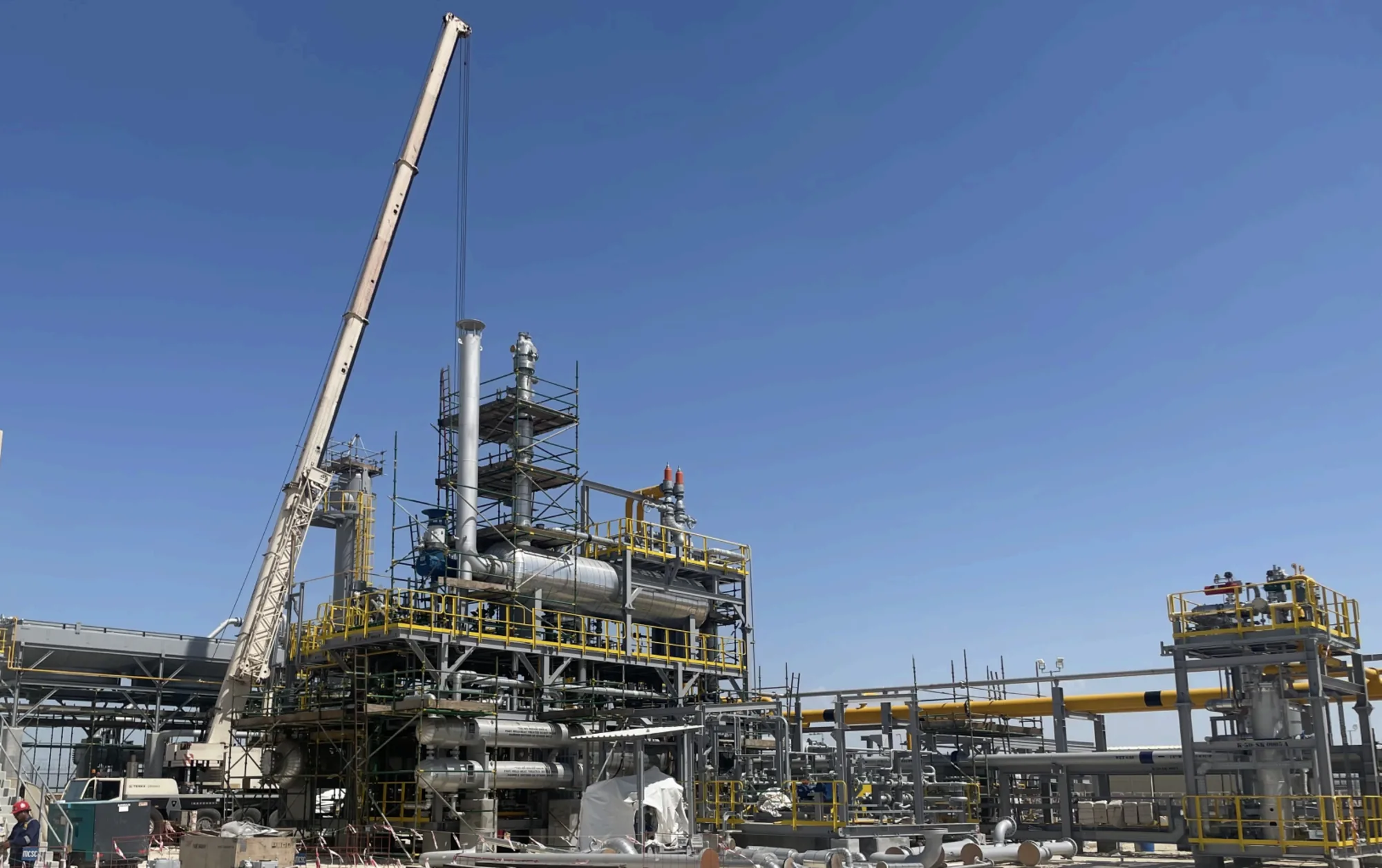 Turnkey process plant under erection, with crane and pipe racks